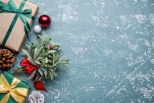 Χριστουγεννιάτικη Σύνθεση Κλαδιά Γκι Και Διακόσμηση Στο Φόντο Χρώμα — Φωτογραφία Αρχείου