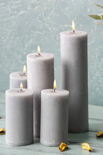 房间里桌上漂亮的香气蜡烛 — 图库照片