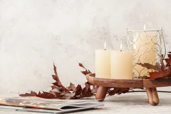 Красивые Ароматные Свечи Осенними Листьями Сером Фоне — стоковое фото