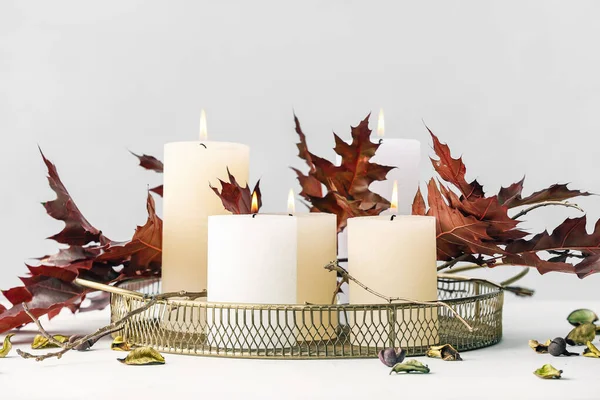 Красивые Ароматные Свечи Осенними Листьями Светлом Фоне — стоковое фото