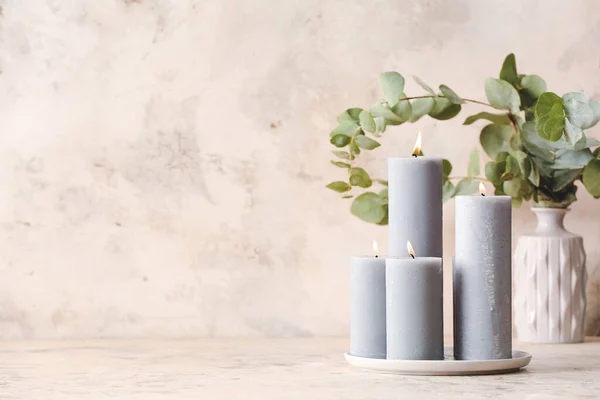 灰色背景下美丽的香气蜡烛 — 图库照片