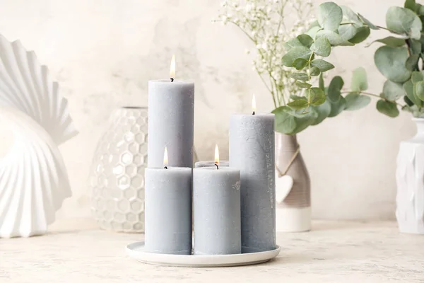 Hermosas Velas Aroma Sobre Fondo Gris — Foto de Stock