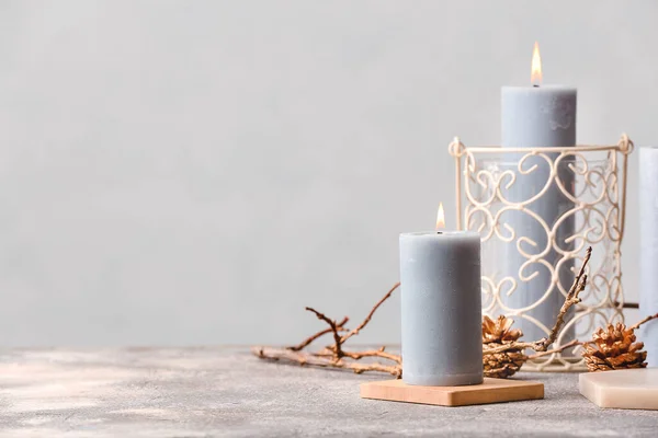 Hermosas Velas Aroma Sobre Fondo Gris — Foto de Stock