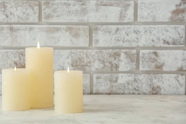 房间里桌上漂亮的香气蜡烛 — 图库照片