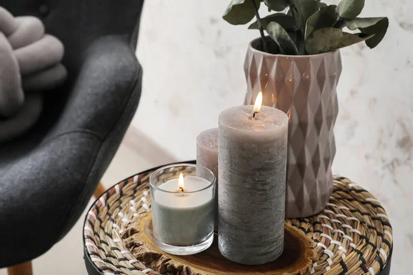 Table Avec Des Bougies Allumées Intérieur Pièce — Photo