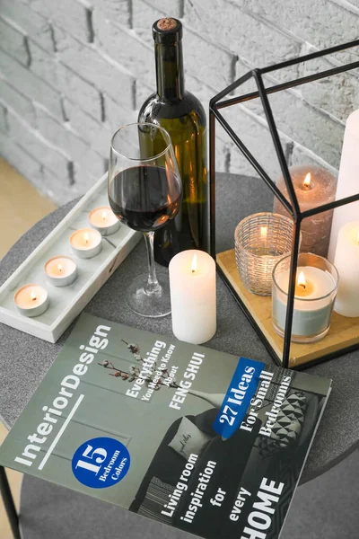 Τραπέζι Αναμμένα Κεριά Κρασί Και Περιοδικό Στο Εσωτερικό Του Δωματίου — Φωτογραφία Αρχείου