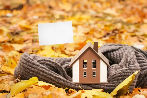 Hausfigur Leeres Blatt Papier Auf Stock Und Warmer Schal Herbstlichen — Stockfoto