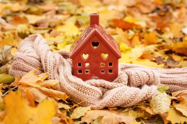 Figur Des Hauses Und Warmer Schal Auf Herbstblättern Freien Konzept — Stockfoto