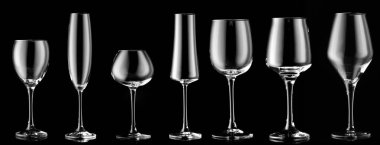 Koyu arkaplanda farklı boş bardaklar