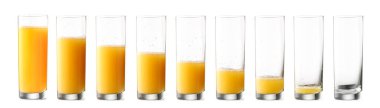 Beyaz arka planda farklı miktarda portakal suyu olan bardaklar.