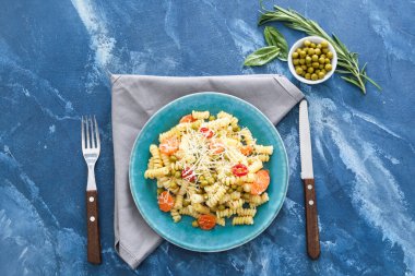 Renkli arka planda lezzetli makarna primavera tabağı