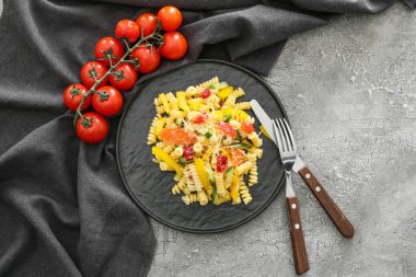 Grunge arka planında lezzetli primavera makarnalı tabak.