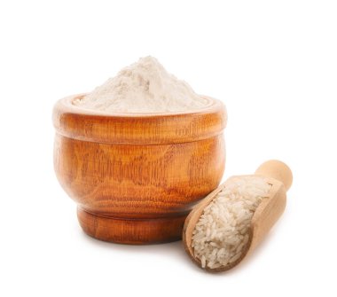 Beyaz zemin üzerinde pirinç unu olan kase