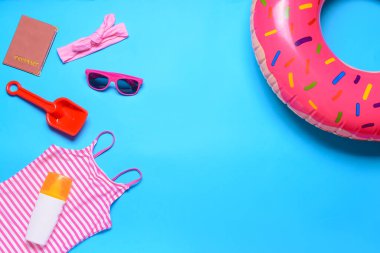 Küçük kız plaj aksesuarlarının kompozisyonu. Seyahat kavramı