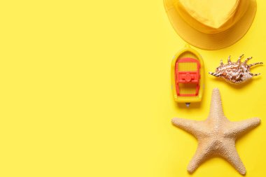 Renk arkaplanındaki çocuk plaj aksesuarlarının bileşimi.