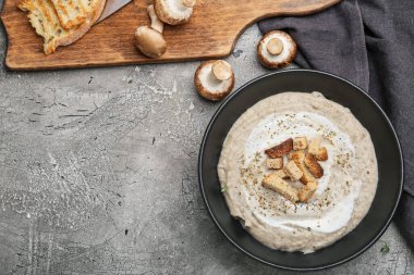 Koyu arkaplanda bir kase kremalı çorba.