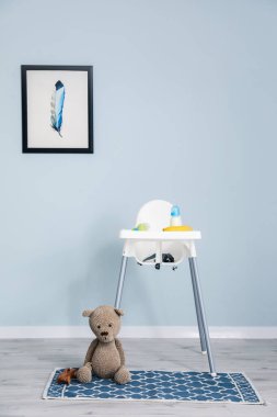 Bebek sandalyeli modern iç mekan.