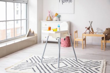 Odada yemek olan bebek sandalyesi.