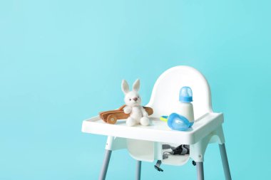 Bebek koltuğu, yemek ve renkli oyuncaklar.