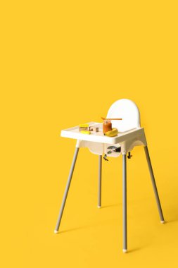 Bebek koltuğu, yemek ve renkli oyuncaklar.