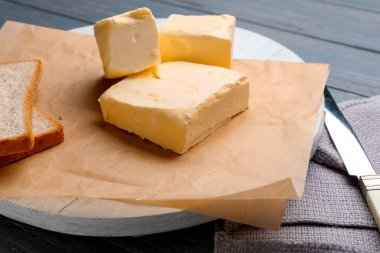 Ahşap masada lezzetli tereyağı ve ekmek