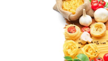 Beyaz arka planda pişmemiş makarna ve sebze çeşitleri