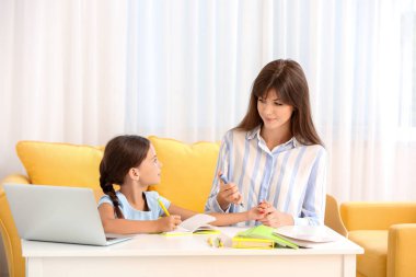 Anne diyabetik kızına evde insülin iğnesi yapıyor.