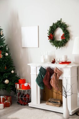 Noel için dekore edilmiş şömineli oturma odası.