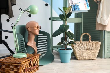 Modern kostüm odasının yaratıcı iç mimarisi.