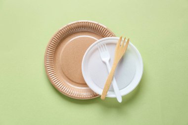 Renk arkaplanı üzerinde eko ve plastik tablo takımı