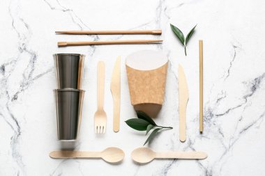 Beyaz arka planda yiyecek için eko çatal bıçak, bardak ve kap