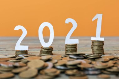 Şekil 2021 ve madeni paralar masanın üzerinde