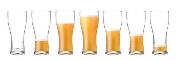 Очки Разным Количеством Пива Белом Фоне — стоковое фото