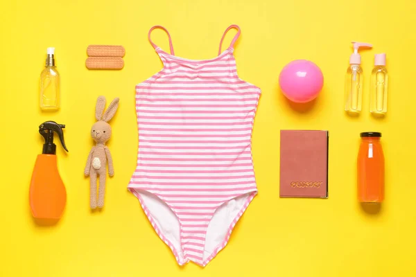 Composition Plat Avec Accessoires Plage Pour Enfants Sur Fond Couleur — Photo