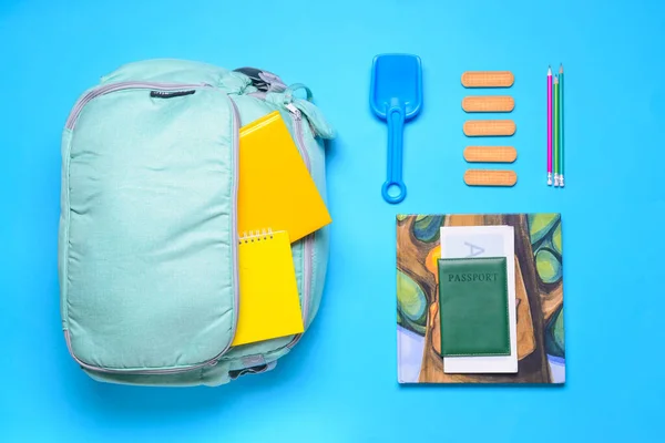 Composición Plana Con Accesorios Para Niños Bolsa Sobre Fondo Color — Foto de Stock