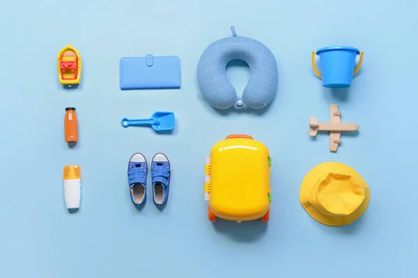 Composizione Flat Lay Con Accessori Spiaggia Bambino Sfondo Colore Concetto — Foto Stock
