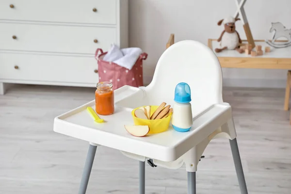 Krzesełko Dla Dzieci Jedzeniem Pokoju — Zdjęcie stockowe
