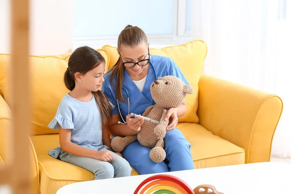 Doctor Visiting Diabetic Girl Home — Stock Photo, Image