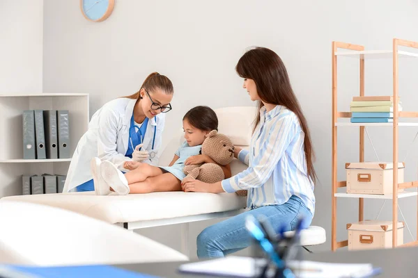 Médico Administrando Insulina Una Niña Diabética Clínica — Foto de Stock