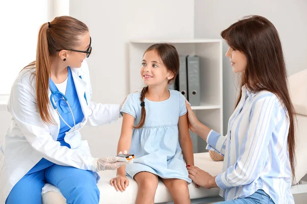 Menina Diabética Com Mãe Visitando Médico Clínica — Fotografia de Stock