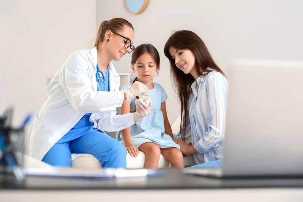 Menina Diabética Com Mãe Visitando Médico Clínica — Fotografia de Stock