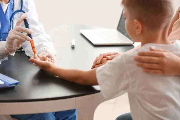 Diabetischer Junge Mit Mutter Zum Arzt Klinik — Stockfoto