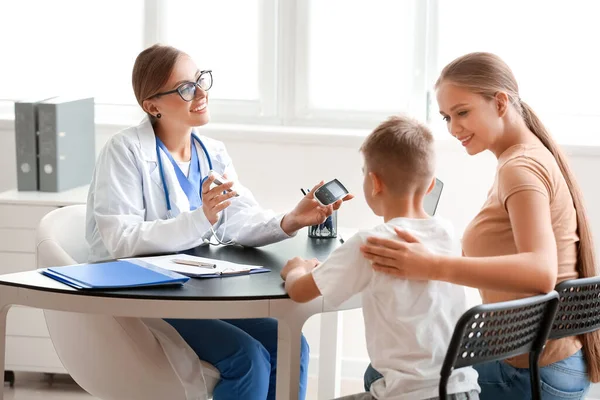 Niño Diabético Con Madre Visitando Médico Clínica —  Fotos de Stock