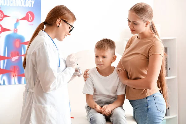 Diabéteszes Fiú Inzulin Injekciót Beadó Orvos Klinikán — Stock Fotó