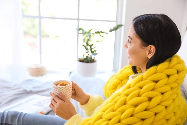Schöne Junge Frau Mit Warmem Karo Trinkt Tee Bett — Stockfoto