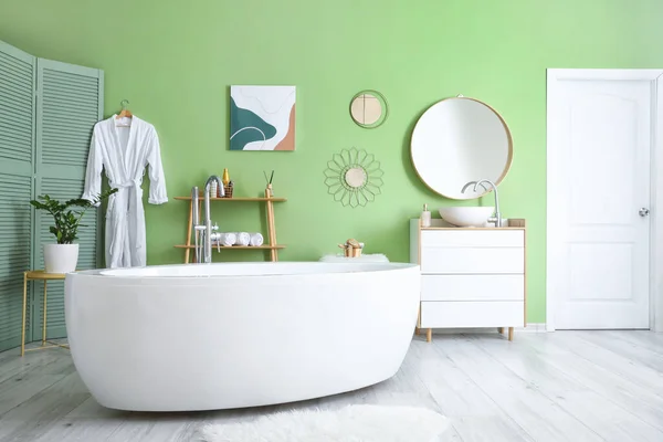 Інтер Сучасної Стильної Ванної Кімнати Зеленою Стіною — стокове фото