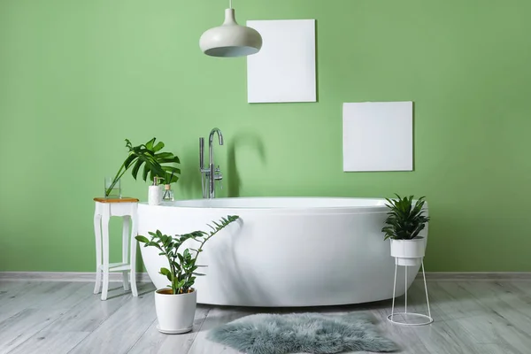 緑の壁とモダンなスタイリッシュなバスルームのインテリア — ストック写真