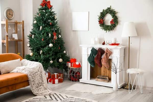 Interiér Obývacího Pokoje Krbem Zdobený Vánocům — Stock fotografie