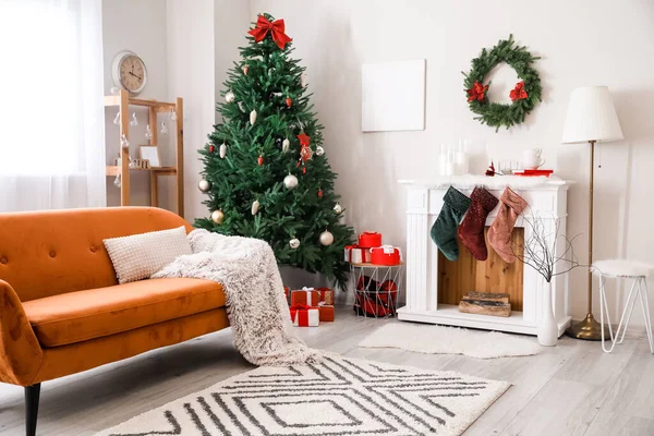 Interior Sala Estar Com Lareira Decorada Para Natal — Fotografia de Stock