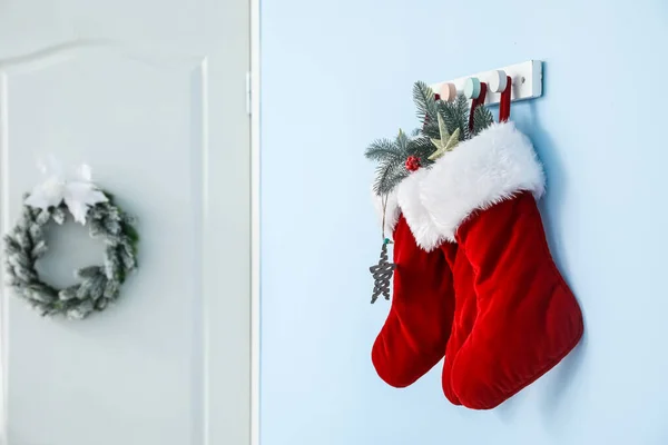 Όμορφες Χριστουγεννιάτικες Κάλτσες Κρεμασμένες Στον Τοίχο — Φωτογραφία Αρχείου